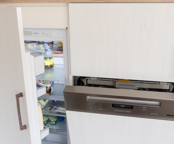 Detail-Kühlschrank-Spülmaschine