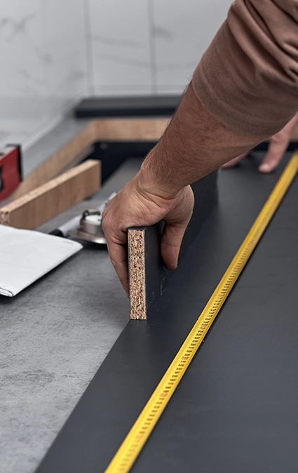 handwerker Handwerker beim Ausmessen einer Küche