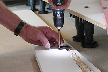 kueche_installation2 Bohrer bohrt Loch in Holz