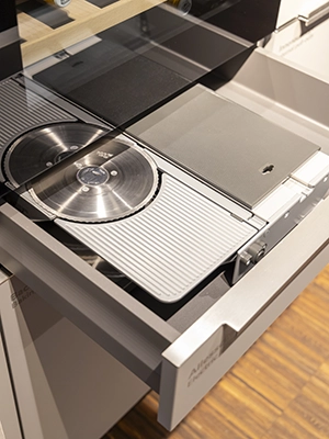 ausstattung_Elektro_Allesschneider Elektro-Allesschneider in Küchenschrank