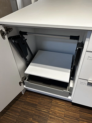 ausstattung_brotschneidemachinenschrank Schrank für die Brotschneidemaschine