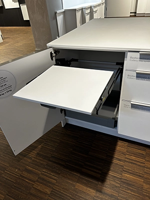 ausstattung_brotschneidemachinenschrank_1