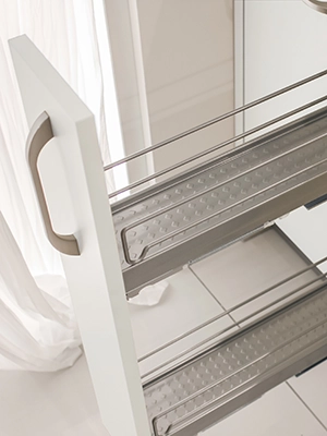 ausstattung_schrank_vorraete_flaschen