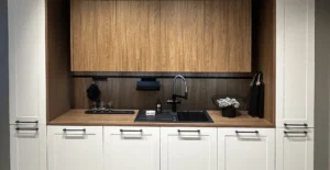 Küche von Küchen Ott in Weiß und Holz